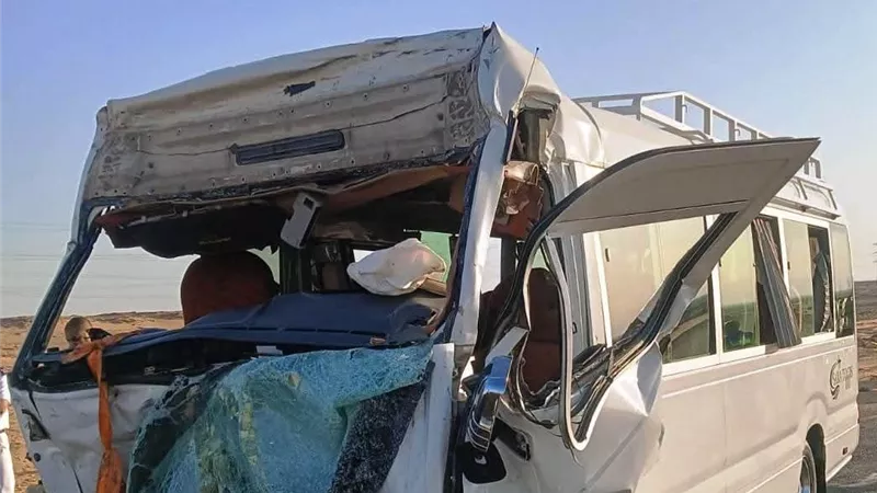إصابة 12 شخصًا بينهم 9 صينيين في تصادم بطريق أسوان أبو سمبل