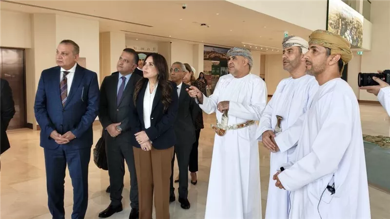 وزيرة الإسكان ونظيرها العُماني يتفقدان مركز التجربة والمبيعات بمدينة السلطان هيثم