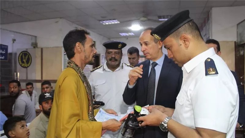 مدير أمن سوهاج يتفقد إدارة المرور لمتابعة بدء العمل بمنظومة الشباك الواحد.. صور 