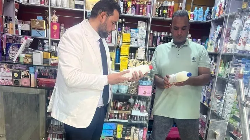 ضبط 40 عبوة كريم شعر مجهولة المصدر داخل محل غير مرخص بإسنا