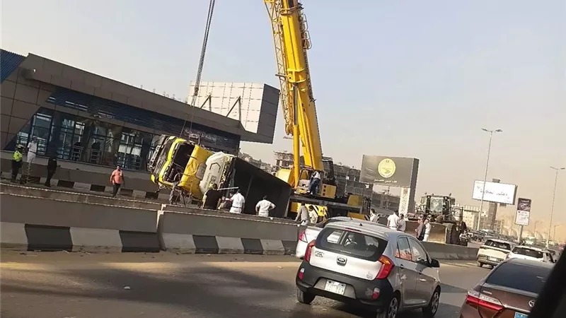 انقلاب تريلا بعد اصطدامها بمحطة الأتوبيس الترددي بطريق العين السخنة