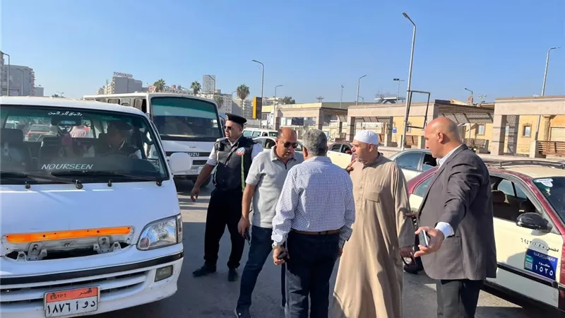 محافظ الدقهلية يتفقد مواقف سندوب والاستاد بالمنصورة ويوجه بتوفير سيارات النقل