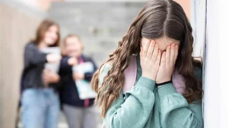 طفلك تعرض للسخرية أو الضرب؟.. الصحة تكشف الطريقة الصحيحة للتعامل مع الموقف