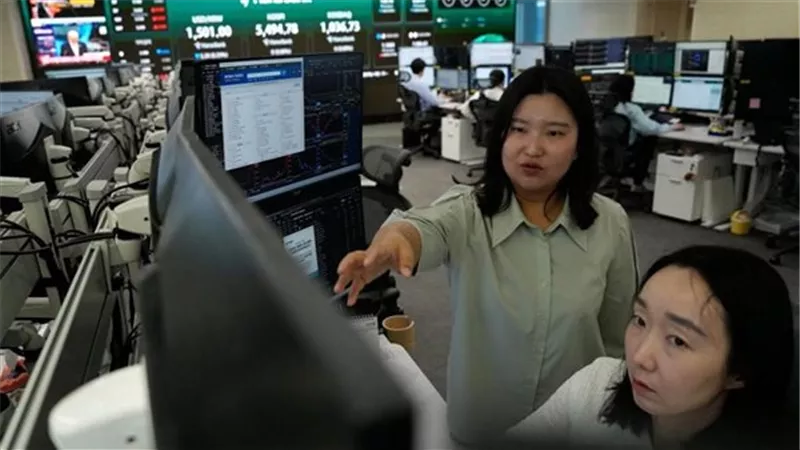 الأسهم الآسيوية تكسب 0.9% مع تراجع النفط وضعف الوظائف الأمريكية
