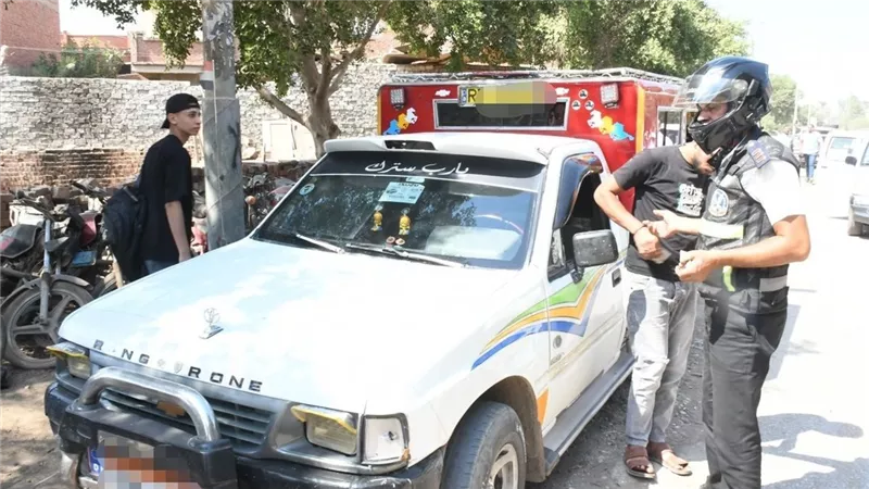 محافظ الفيوم يوجه بسحب رخصة سيارة أجرة لتعريض حياة الطلاب للخطر