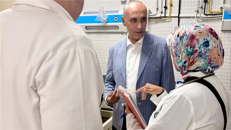وكيل صحة الإسكندرية يتفقد حالات الاشتباه في التسمم الغذائي بمستشفى الجمهورية العام