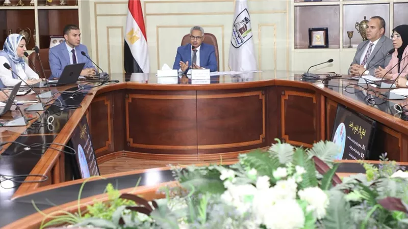 التحول الرقمي يتصدر لقاء محافظ بني سويف بحملة الماجستير والدكتوراه