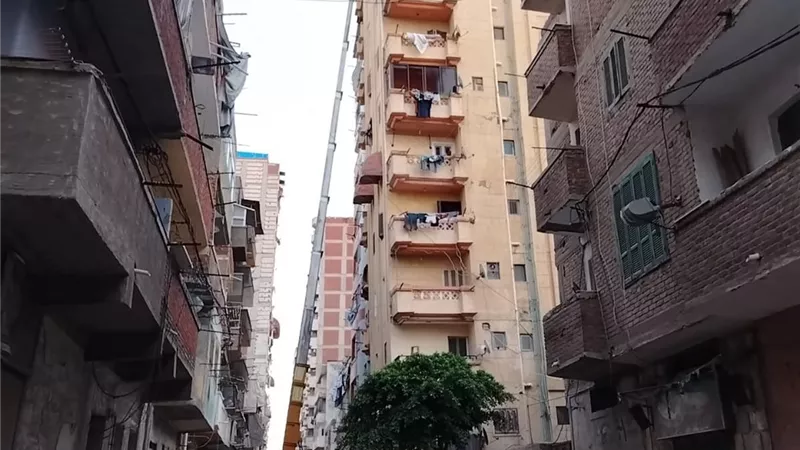 إزالة عقارين مخالفين بالإسكندرية لدرء الخطورة وحماية أرواح المواطنين