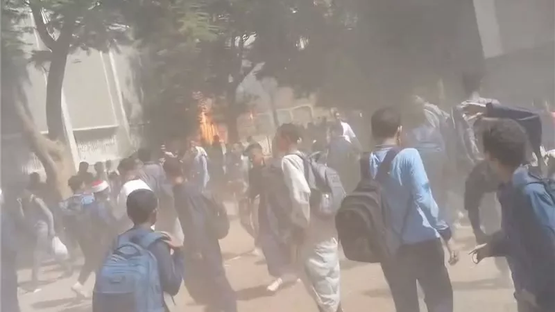 خلال اليوم الدراسي.. نشوب حريق داخل معهد أزهري وامتداده لعدة منازل في قنا