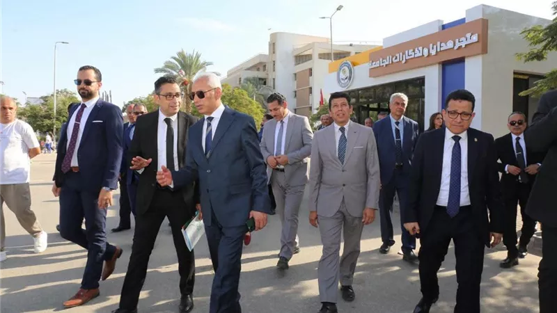 مجلس جامعة المنيا يتفقد المدينة الرياضية ومنافذ بيع منتجات الجامعة