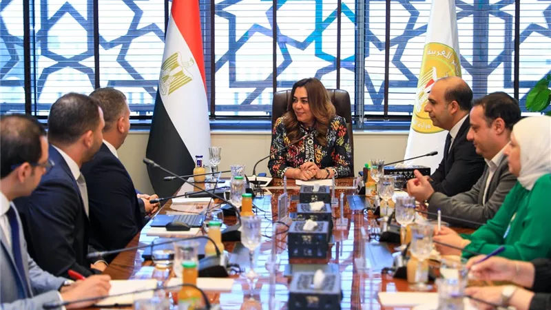 منال عوض تبحث مع احدي شركات القطاع الخاص رقمنة منظومة إعادة تدوير المخلفات