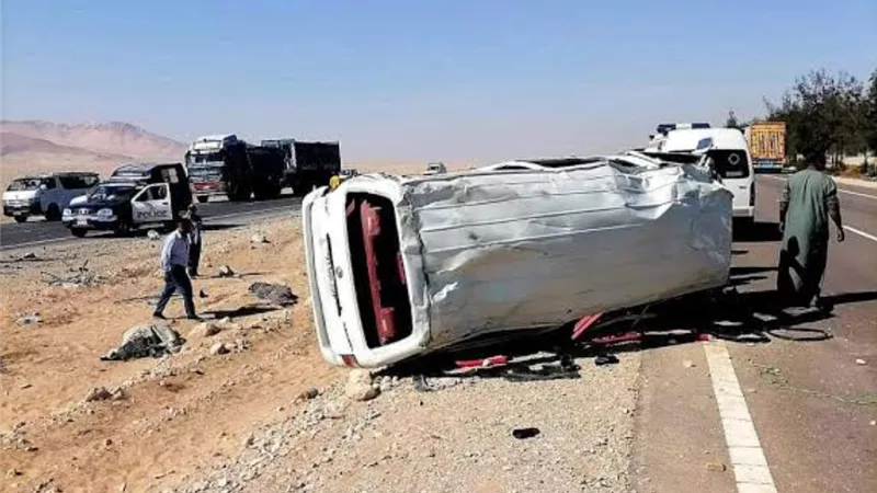 إصابة 13 شخصًا في انقلاب ميكروباص على طريق بني سويف الفيوم الجديد 