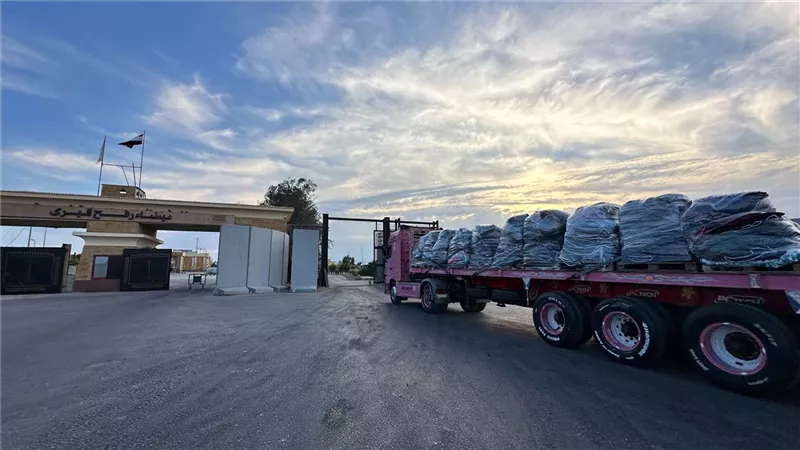 الهلال الأحمر يمد أهالي غزة بأكثر من 2,653 طنًا من المساعدات الغذائية والإغاثية