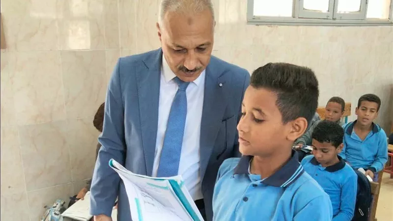 من داخل الفصول.. وكيل تعليم المنيا يتابع انتظام الدراسة بمدارس سوادة وزاوية سلطان