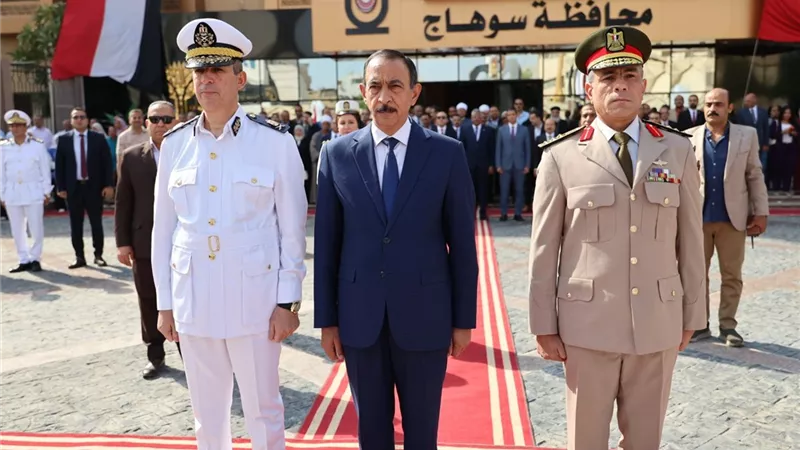 محافظ سوهاج ومدير الأمن يضعان إكليلا من الزهور على النصب التذكاري لشهداء أكتوبر