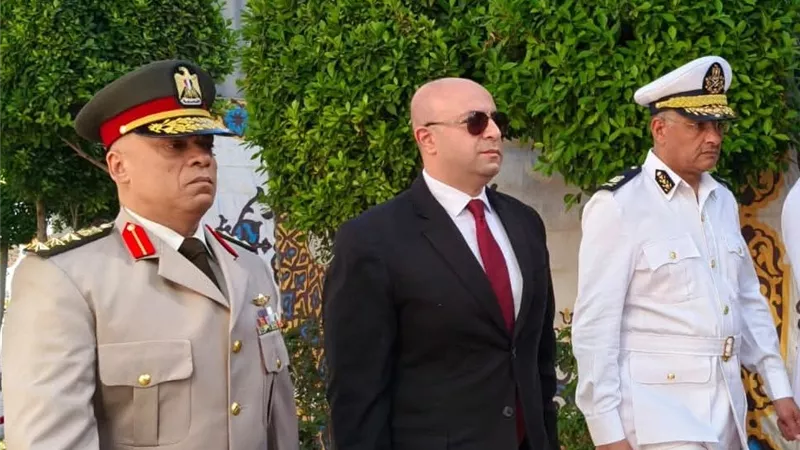 تخليدًا لذكرى الشهداء.. محافظ الفيوم يضع إكليل الزهور بمناسبة نصر أكتوبر