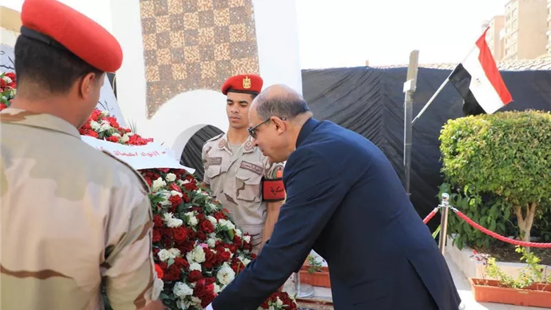 محافظ المنيا يضع إكليلًا من الزهور على النصب التذكاري في ذكرى أكتوبر
