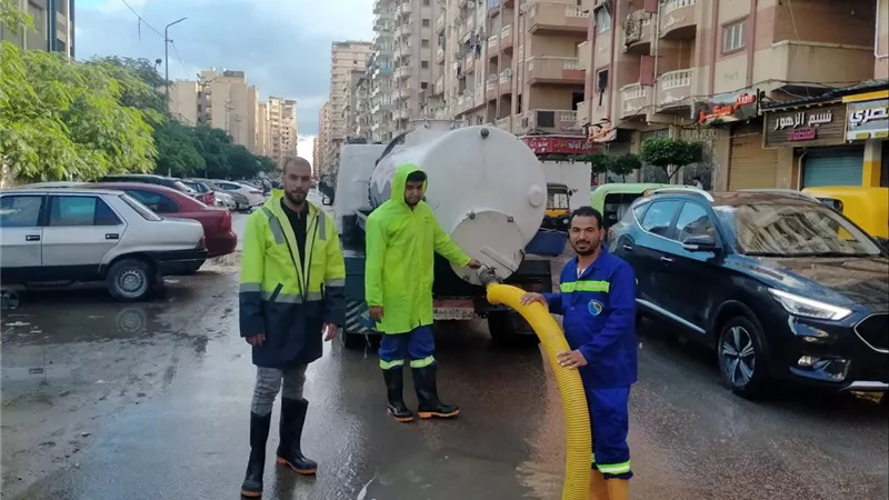 تجمعات مياه الأمطار تعطل حركة المرور بعدة شوارع في الإسكندرية