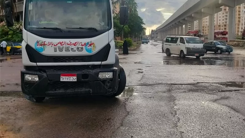 عمال الصرف الصحي بالإسكندرية يواصلون كسح مياه الأمطار من الشوارع