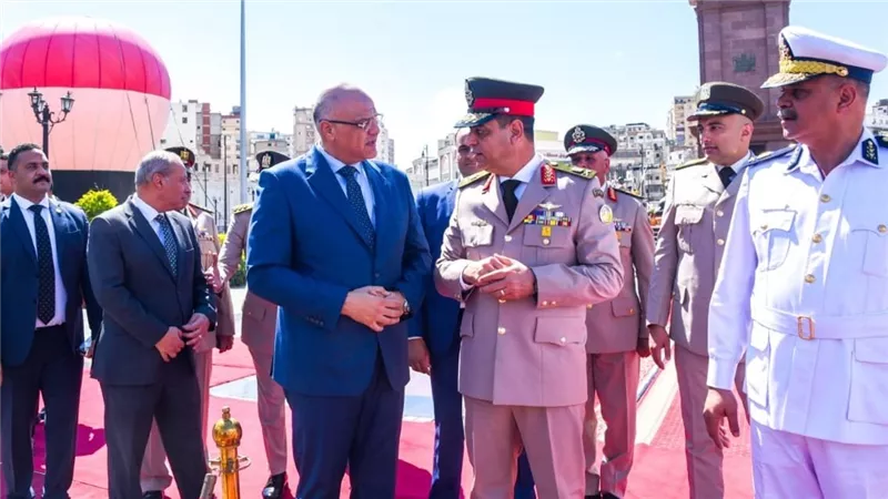 محافظ الإسكندرية وقائد المنطقة الشمالية العسكرية يضعان إكليل الزهور على النصب التذكاري للشهداء