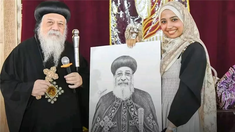 مطران ملوي يكرم «شيماء» بعد رسمها بورتريه للبابا تواضروس