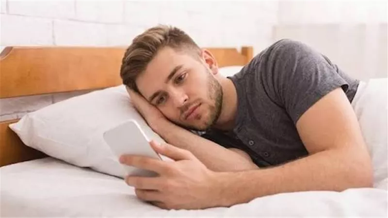 من السرير إلى الأخبار.. عادة صباحية قد تشتت تركيزك وتؤثر على مزاجك