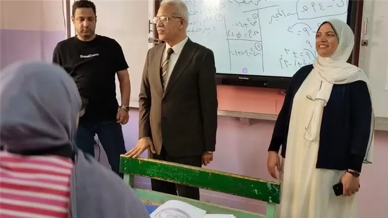 وكيل تعليم الإسماعيلية يتفقد انتظام الدراسة بثانوية الشهيد محمد حسن حسنين للبنات... صور