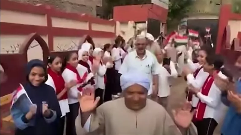 ممر شرفي ودموع الوداع.. تلاميذ الأقصر يكرمون عامل مدرسة بعد بلوغه المعاش