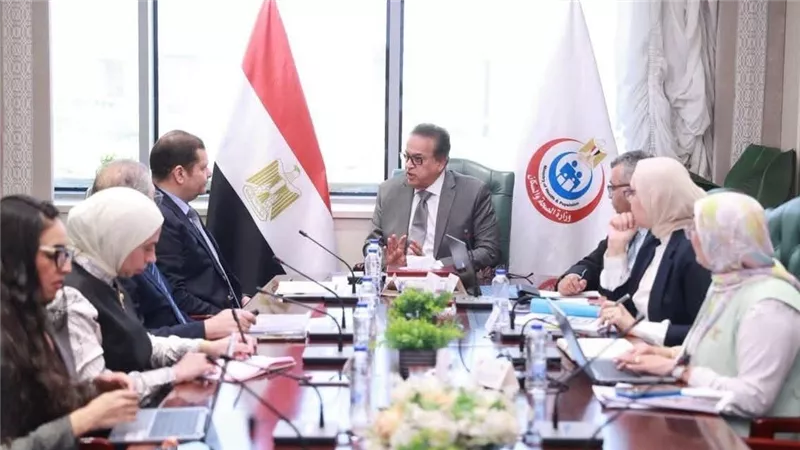 وزير الصحة يتابع معدلات الإنجاز في مشروع التأمين الصحي الشامل