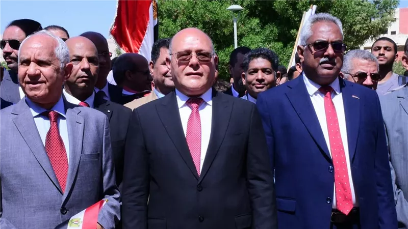 رئيس جامعة سوهاج يقود مسيرة بالأعلام والأغاني الوطنية احتفالًا بذكرى انتصارات أكتوبر 