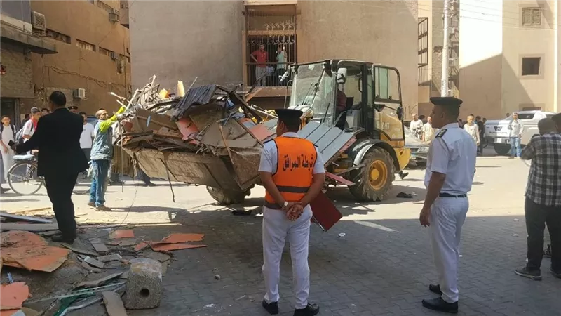 حملة مكبرة لإزالة الإشغالات والمخالفات وتحقيق الانضباط بالشوارع والميادين بحي شرق سوهاج