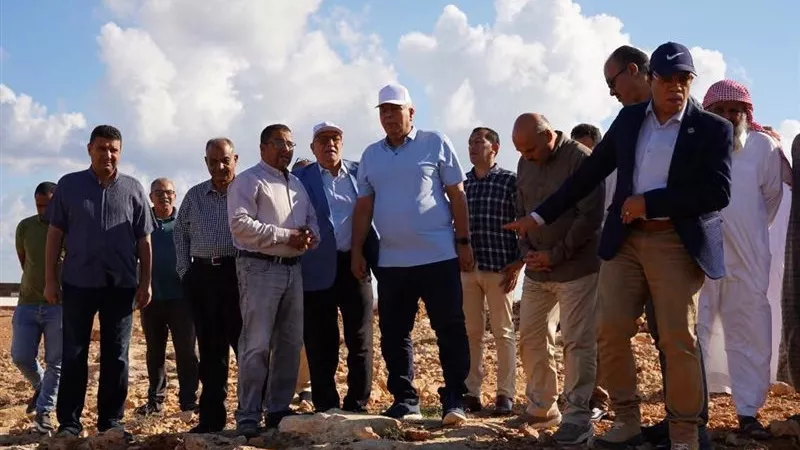 استعدادا لموسم المطر ولتعظيم موارد المياه.. محافظ مطروح في جولة ميدانية بمشروعات تنمية الأودية