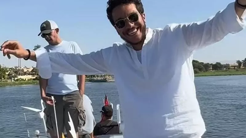 نور النبوي يحتفل بفيلمه الجديد بالرقص على النيل