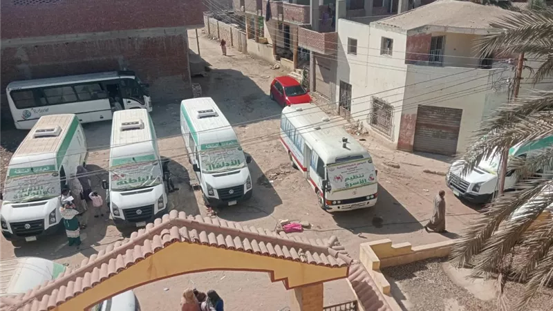 الكشف على 1575 مواطنًا خلال 6  عيادات بالقافلة الطبية بأبو جريش.. صور