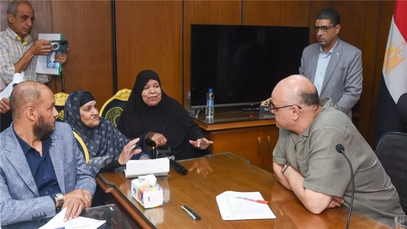 محافظ الإسكندرية يبحث مطالب أهالي منتزه أول وثانٍ ويوجه بحلول عاجلة للحالات الإنسانية