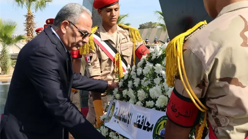 في ذكرى انتصارات أكتوبر.. محافظ الإسماعيلية يضع إكليلًا من الزهور على النصب التذكاري