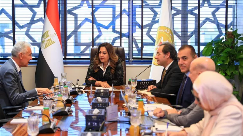منال عوض تبحث تطوير مركز السلام لمكافحة التلوث البحري بشرم الشيخ