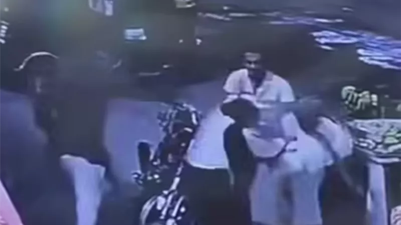 شاب يعتدي بالضرب والسب على فتاتين في أحد شوارع الفيوم