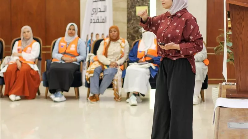 الرائدات الاجتماعيات ينقلن رسائل التضامن للأسر في القرى والنجوع