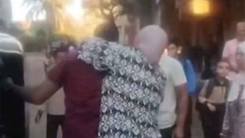 «خد شنطتي».. المتهمة بـ«عض أذن محام» تكشف التفاصيل أمام النيابة