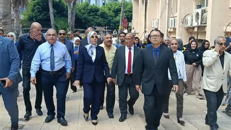 جامعة الإسكندرية تطلق حملة لزراعة الأشجار بمجمع العلوم الإنسانية