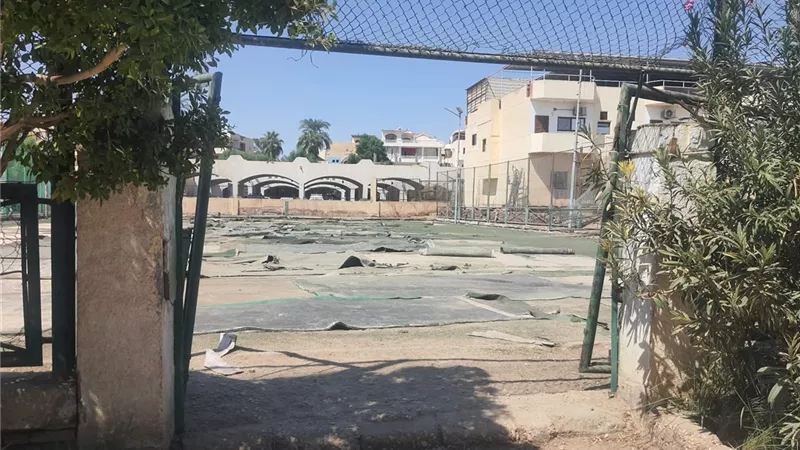 أرضية متهالكة تهدد سلامة اللاعبين.. استغاثات لإنقاذ ملعب مركز شباب البعيرات بالأقصر