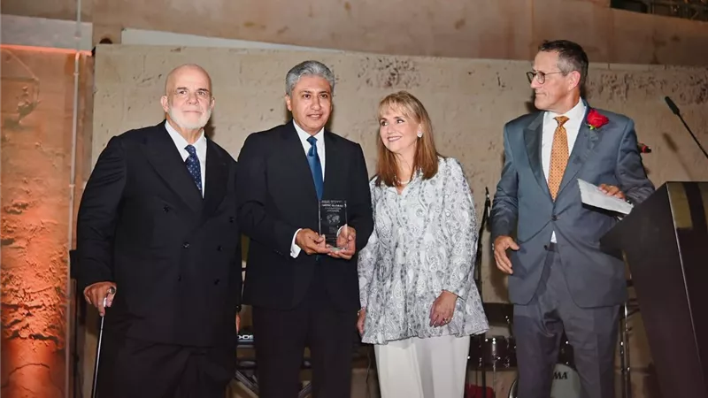 وزير السياحة والآثار يتسلم جائزة الريادة العالمية من المجلس العالمي للسياحة والسفر