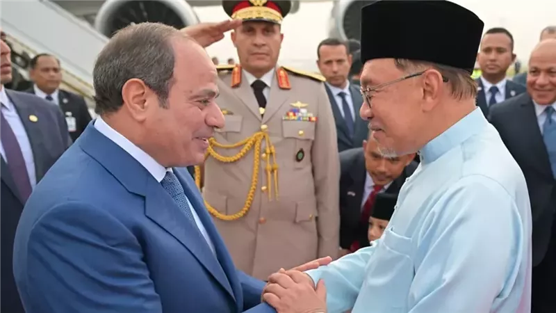 الرئيس السيسي يعزز الشراكة المصرية الماليزية.. إشادة بدور الأزهر ودعوة ملك ماليزيا لزيارة القاهرة