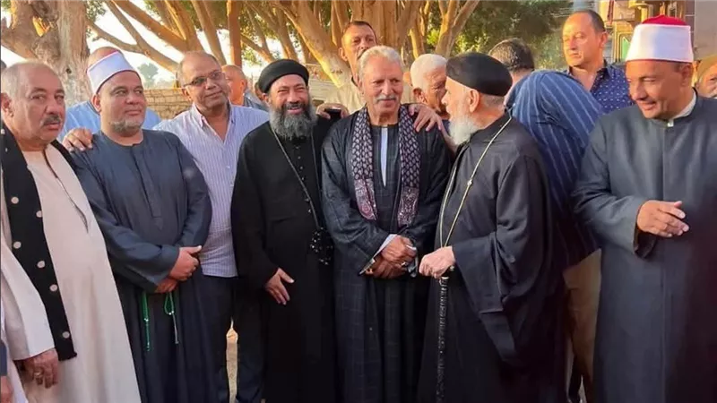 بعد أزمة فيديو صلاة الشباب الستة.. جلسة عرفية في طحا الأعمدة بالمنيا   