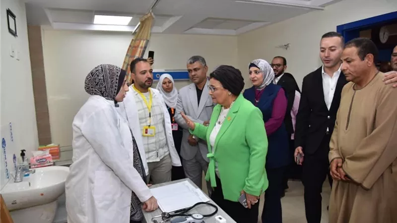 نائب وزير الصحة ومحافظ المنيا يبحثان تعزيز خدمات صحة الأم والطفل