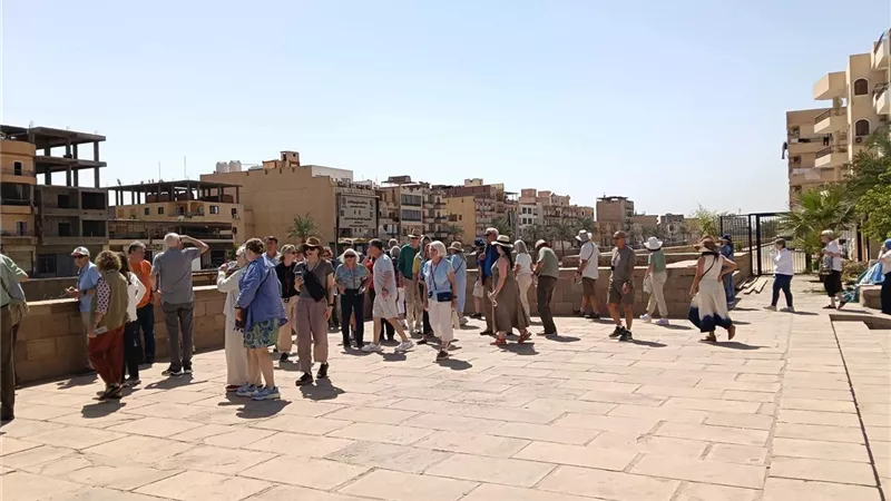 إطلالة أثرية ساحرة.. مكتبة مصر العامة بالأقصر تجذب السياح بمشهد طريق الكباش