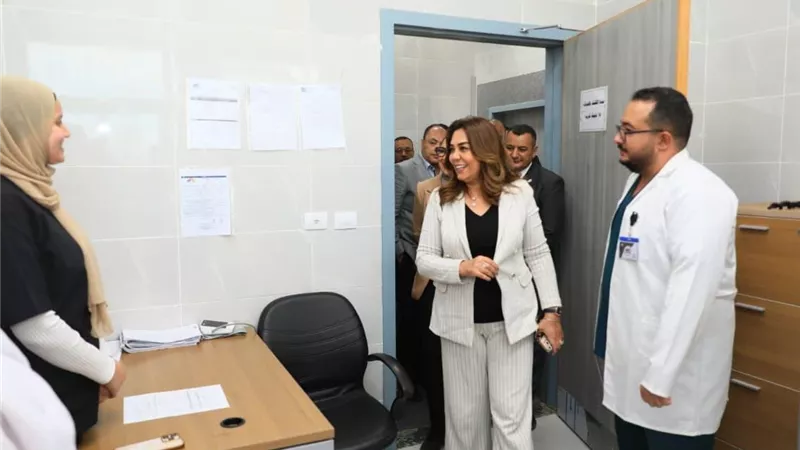 وزيرة التنمية المحلية ومحافظ الوادي الجديد تتفقدان وحدة طب الأسرة  بقرية النهضة