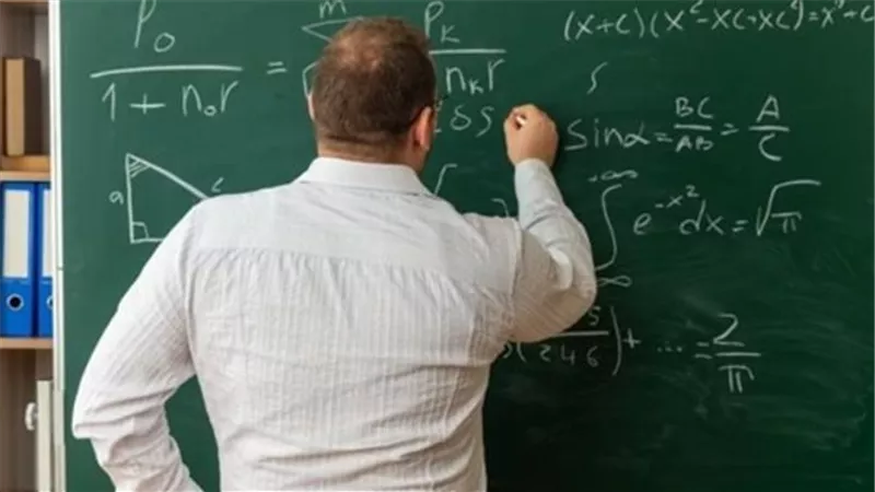 زيادة حافز التدريس للمعلمين إلى 2100 جنيه.. تعرف على شروط الصرف