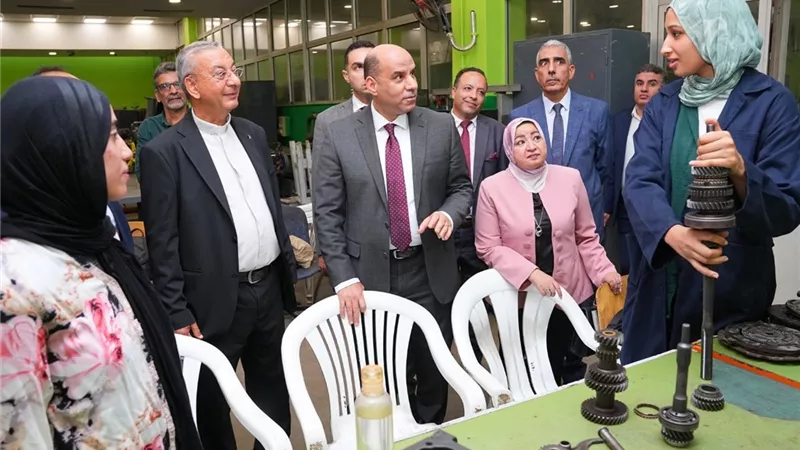 «هي دي المرأة المصرية».. وزير العمل يشيد بفتيات اقتحمن مهن ميكانيكا السيارات